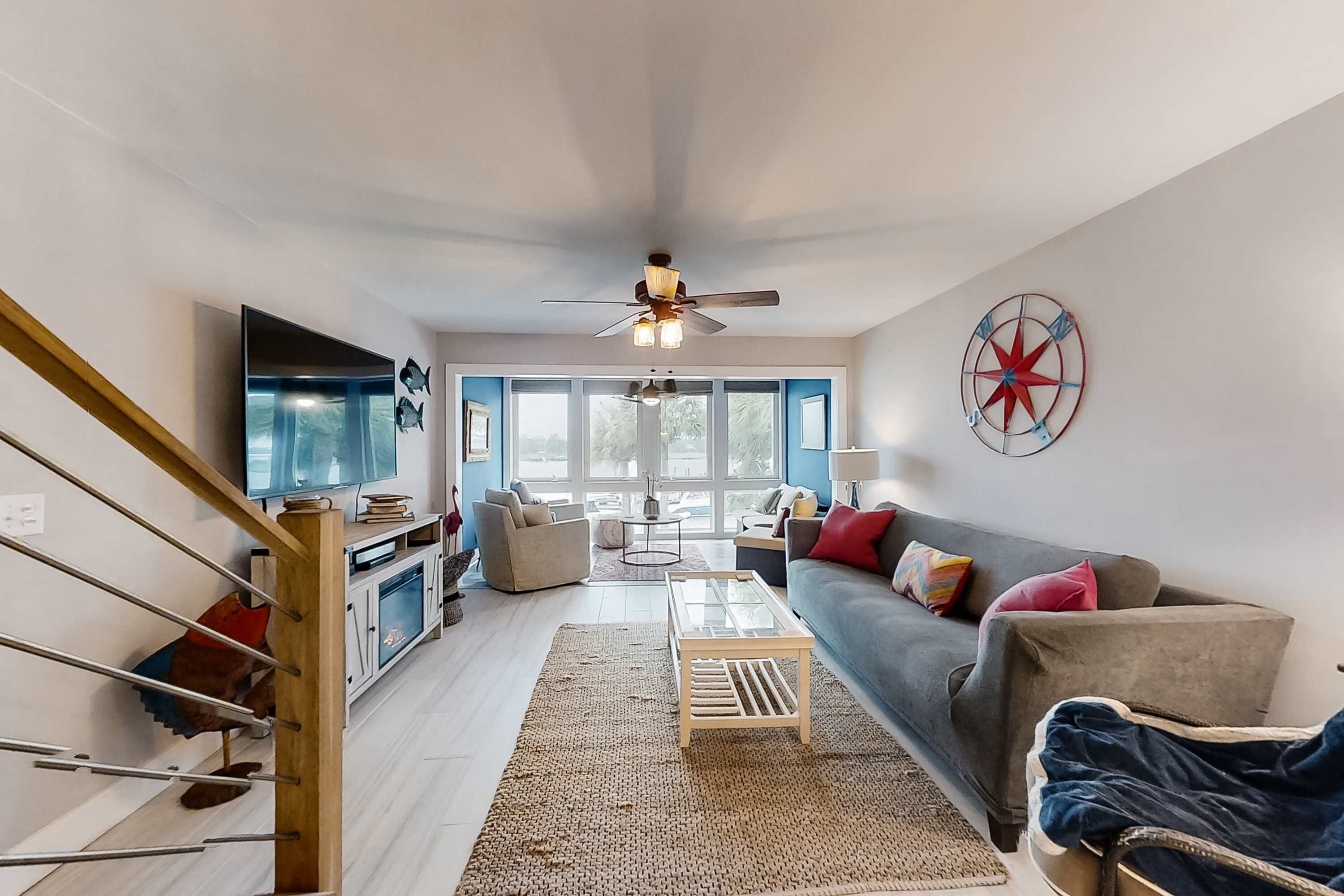 Televisión, chimenea y oficina 