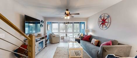 Televisión, chimenea y oficina