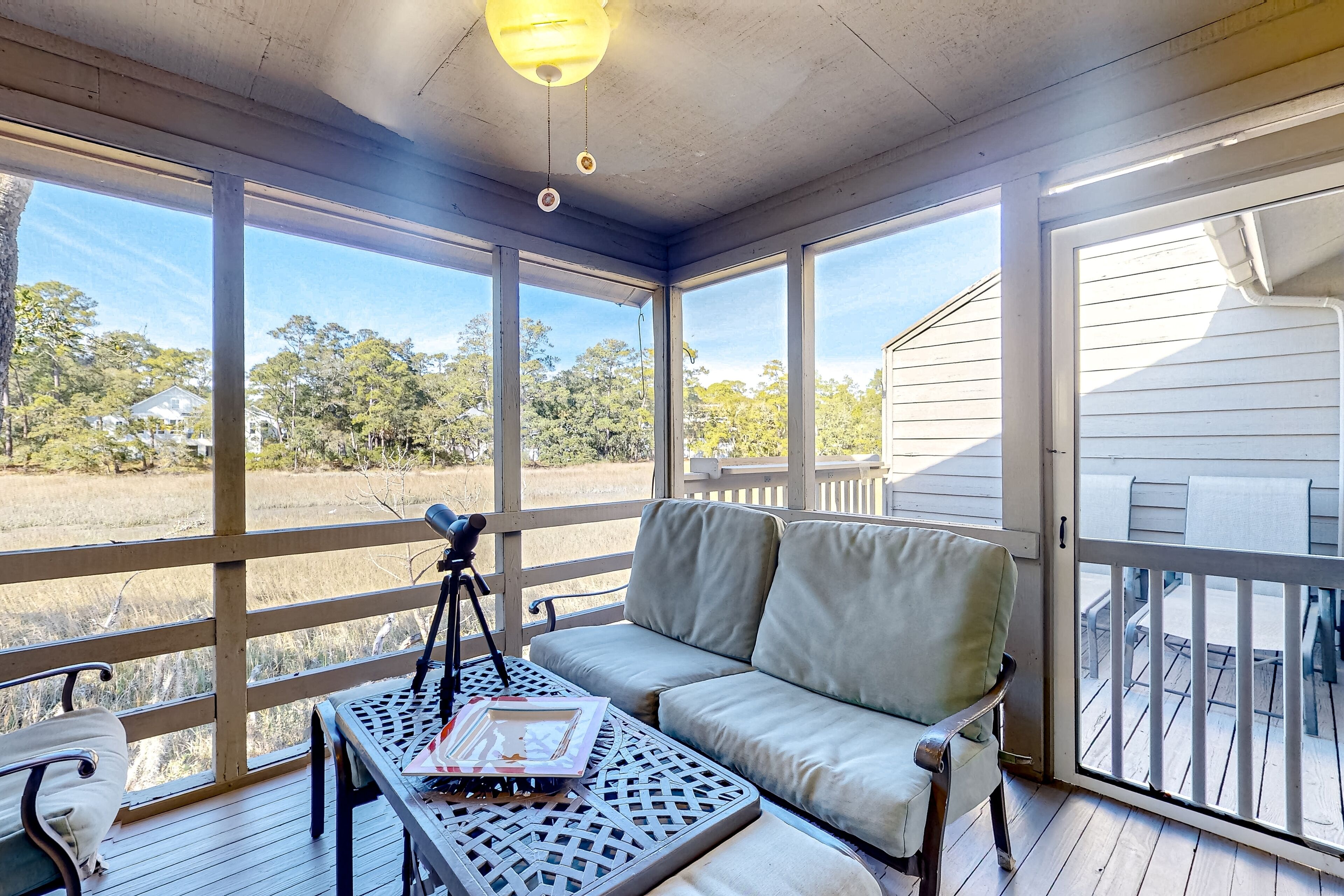 Una televisión, libros, una oficina