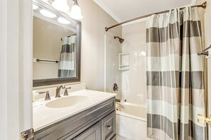 Shower, towels, shampoo - Relaxing oceanside home w/ multiple decks, outdoor shower- steps to beach access (Folly Beach)