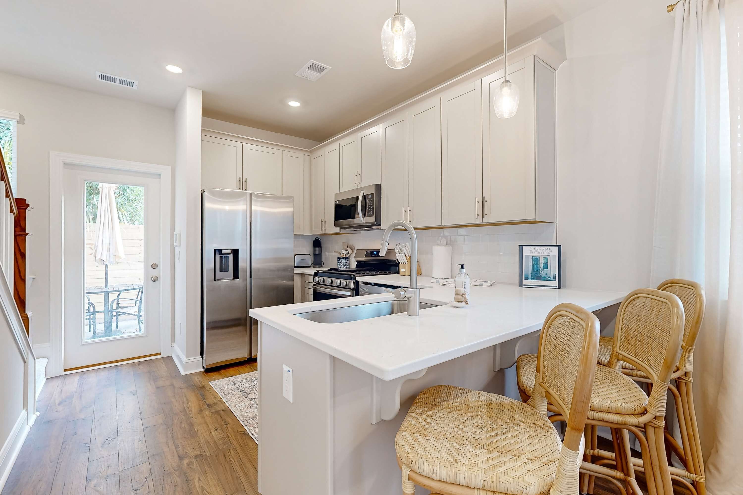 Frigorífico, microondas, horno y placa de cocina