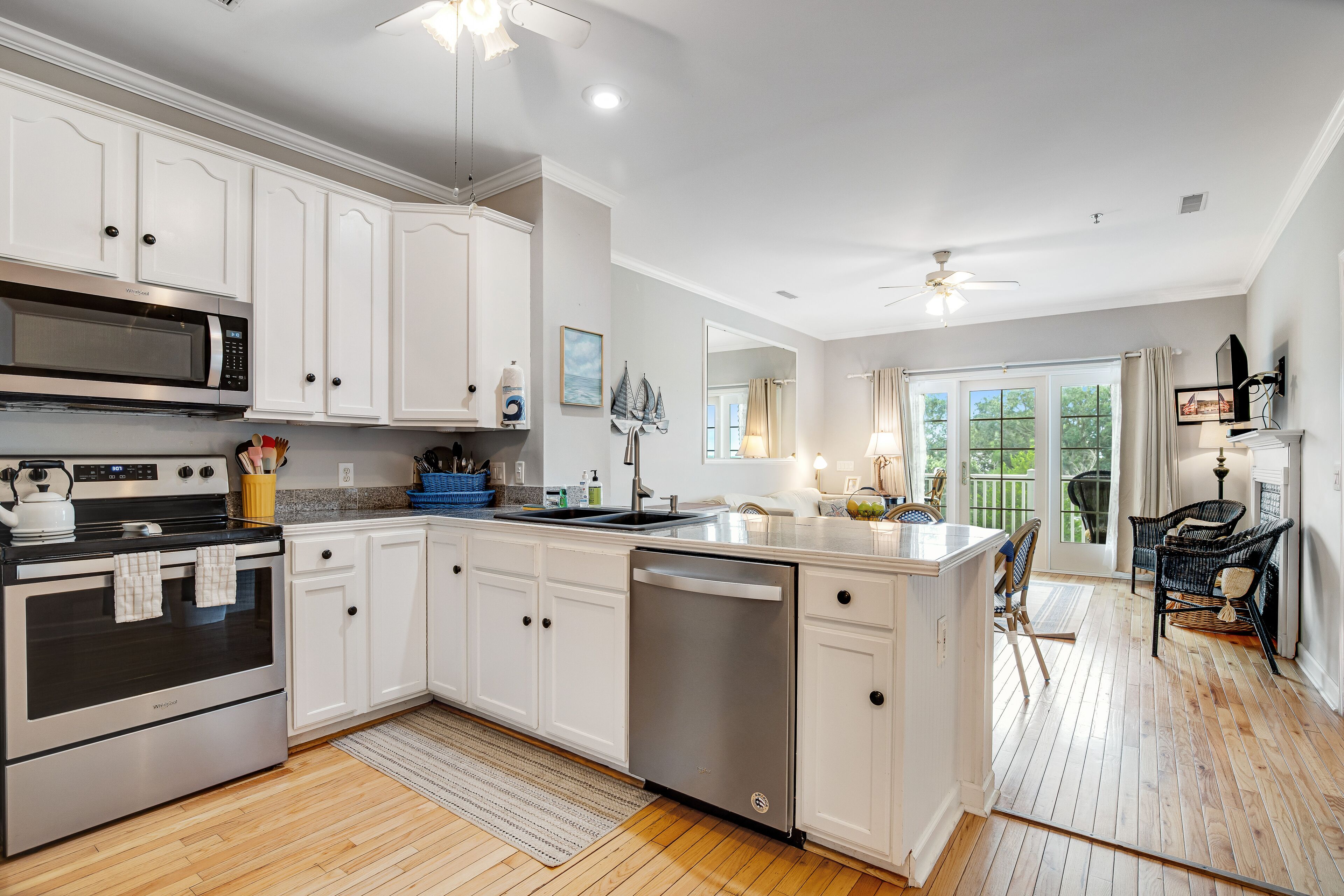 冷蔵庫、電子レンジ、オーブ  ン、コンロ