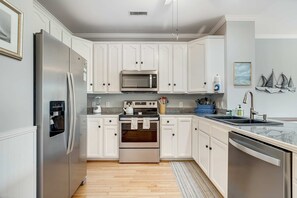 Jääkaappi, mikroaaltouuni, uuni, liesi