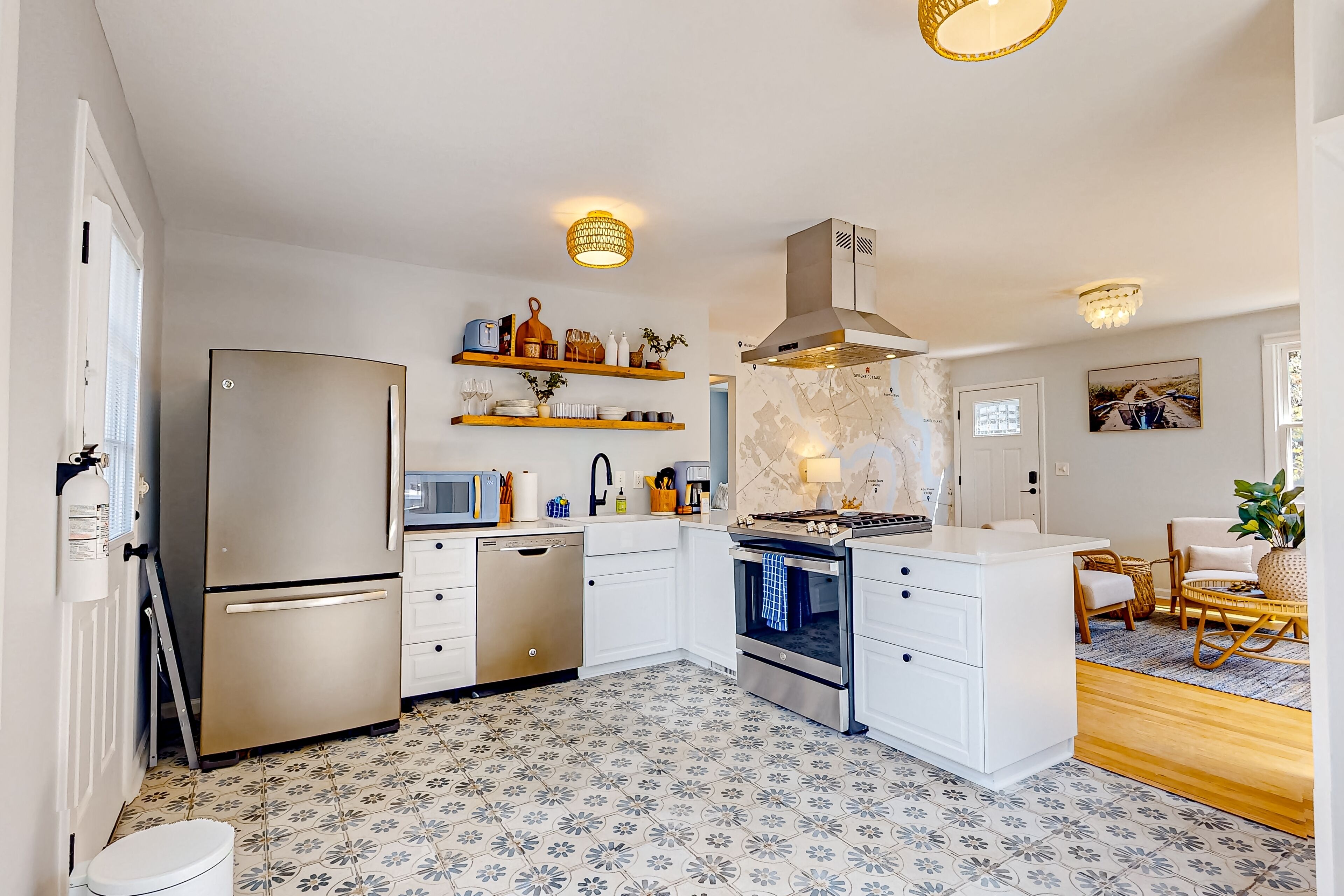 ثلاجة، ميكروويف، فرن، موقد طهي مسطح