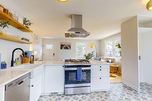 Kjøleskap, mikrobølgeovn, ovn og kokeplater