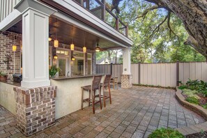 Terrace/patio - Exquisite escape with lake views, second-floor deck & sunroom - dog-friendly (Mt. Pleasant)