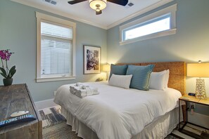 2 bedrooms, iron/ironing board, WiFi, bed sheets - Exquisite escape with lake views, second-floor deck & sunroom - dog-friendly (Mt. Pleasant)