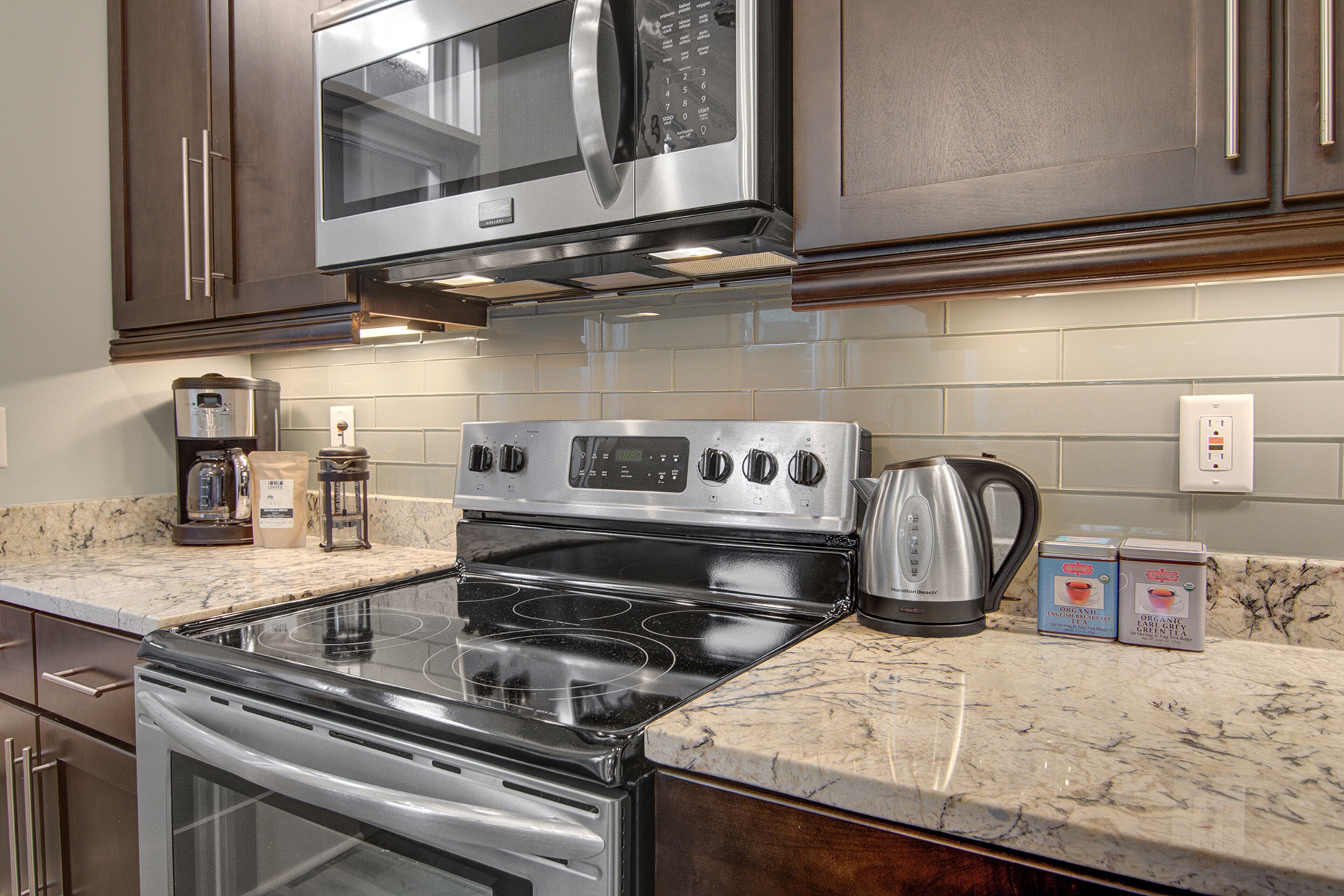 Kjøleskap, mikrobølgeovn, ovn og kokeplater