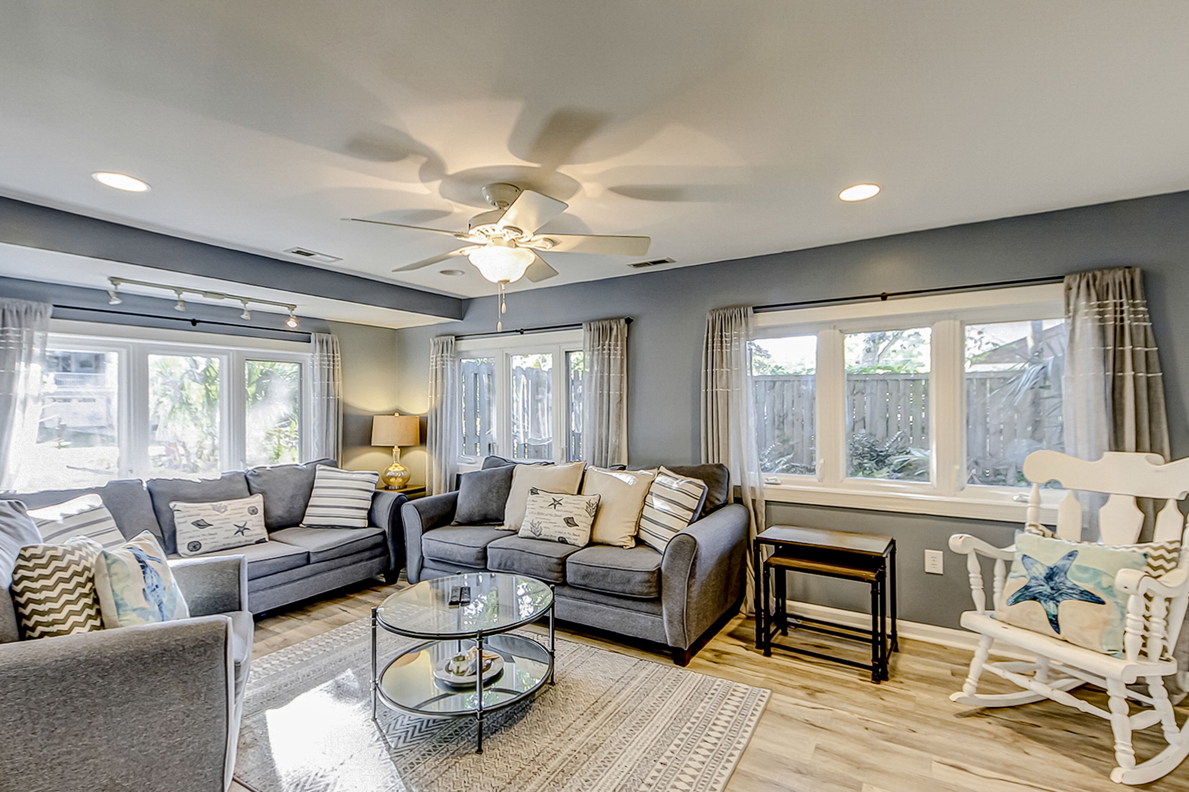 电视、DVD 播放器、办公室