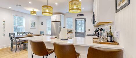 Kylskåp, mikrovågsugn, ugn och spishäll