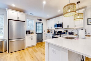 Kjøleskap, mikrobølgeovn, ovn og kokeplater