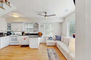 Kjøleskap, mikrobølgeovn, ovn og kokeplater