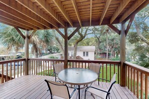 Outdoor dining - Amazing Beach Home w/Free WiFi/Private Washer/Dryer - 200 Steps to Beach Access (Folly Beach)