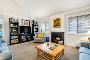 Televisio, DVD-soitin, kirjoja