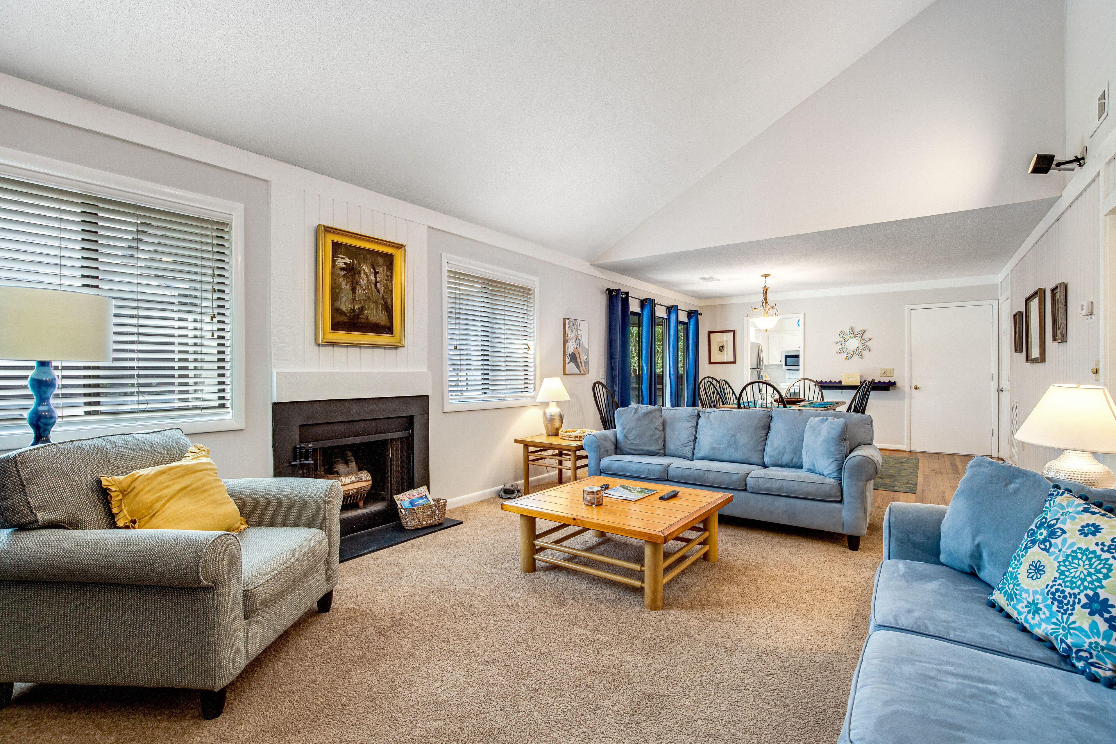 Télévision, lecteur de DVD, livres