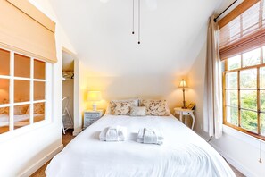 3 bedrooms, desk, iron/ironing board, WiFi