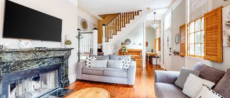 Télévision, cheminée, espaces bureaux