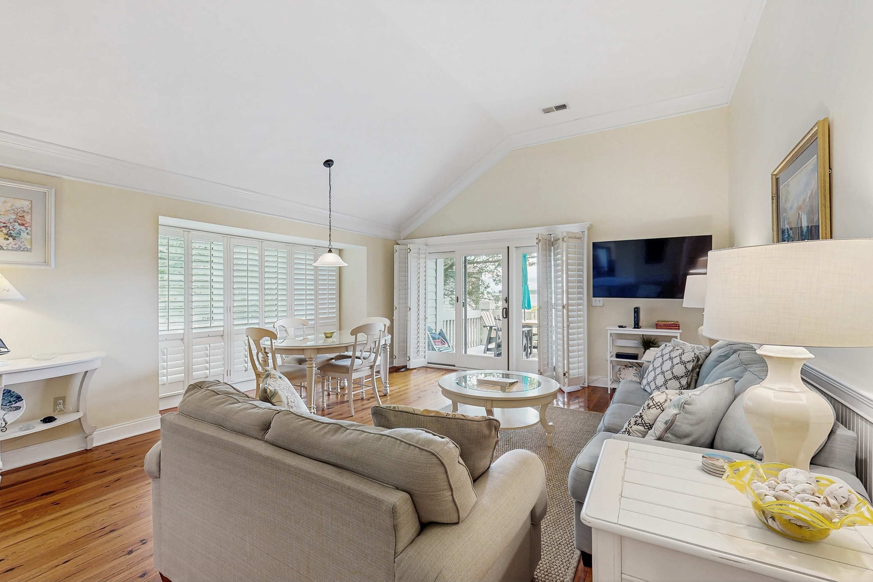 Televisión, reproductor de DVD y oficina 