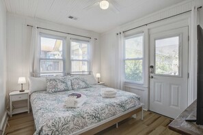 5 bedrooms, desk, WiFi, bed sheets