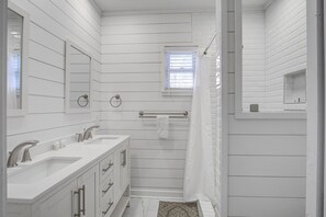Shower, towels, shampoo - Charming home steps from beach with two full kitchens, deck, patio, WiFi & AC (Folly Beach)