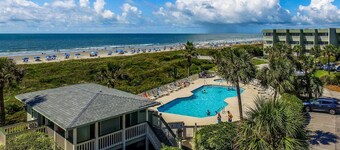 Ocean front condo villa near restaurants & state park with beach access, pool & pier