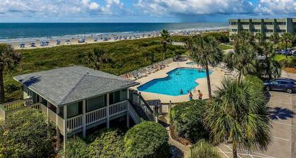 Ocean front condo villa near restaurants & state park with beach access, pool & pier