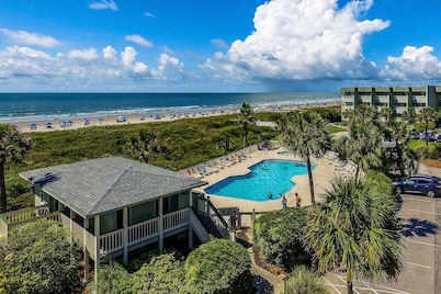Ocean front condo villa near restaurants & state park with beach access, pool & pier
