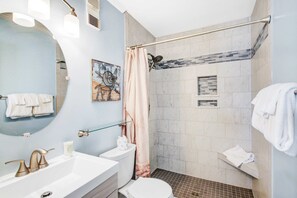 Douche, serviettes fournies, shampoing