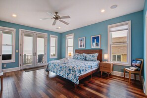 4 bedrooms, desk, iron/ironing board, WiFi - Oceanfront gem with amazing views, deck, & loft - walk to downtown Folly Beach (Folly Beach)