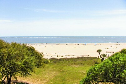 Ocean view villa w/ community pool - steps to the beach, near dining & golf