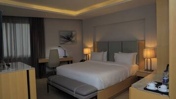 Junior-studiosuite - byudsigt | Pengeskab på værelset, arbejdsområde til bærbare computere, lydisolering