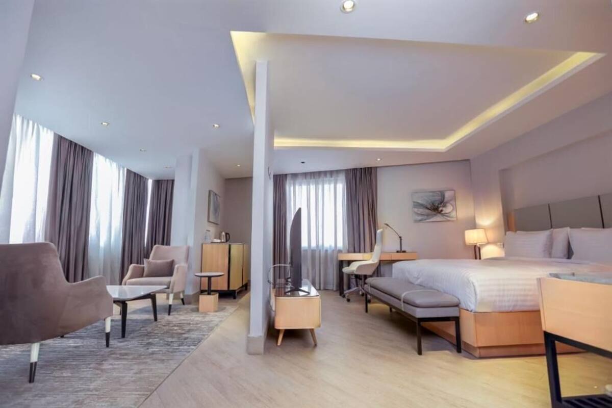 Brankas, ruang kerja ramah laptop, kedap suara, dan Wi-Fi gratis