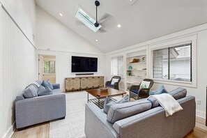 TV, stereoanlegg og kontorer