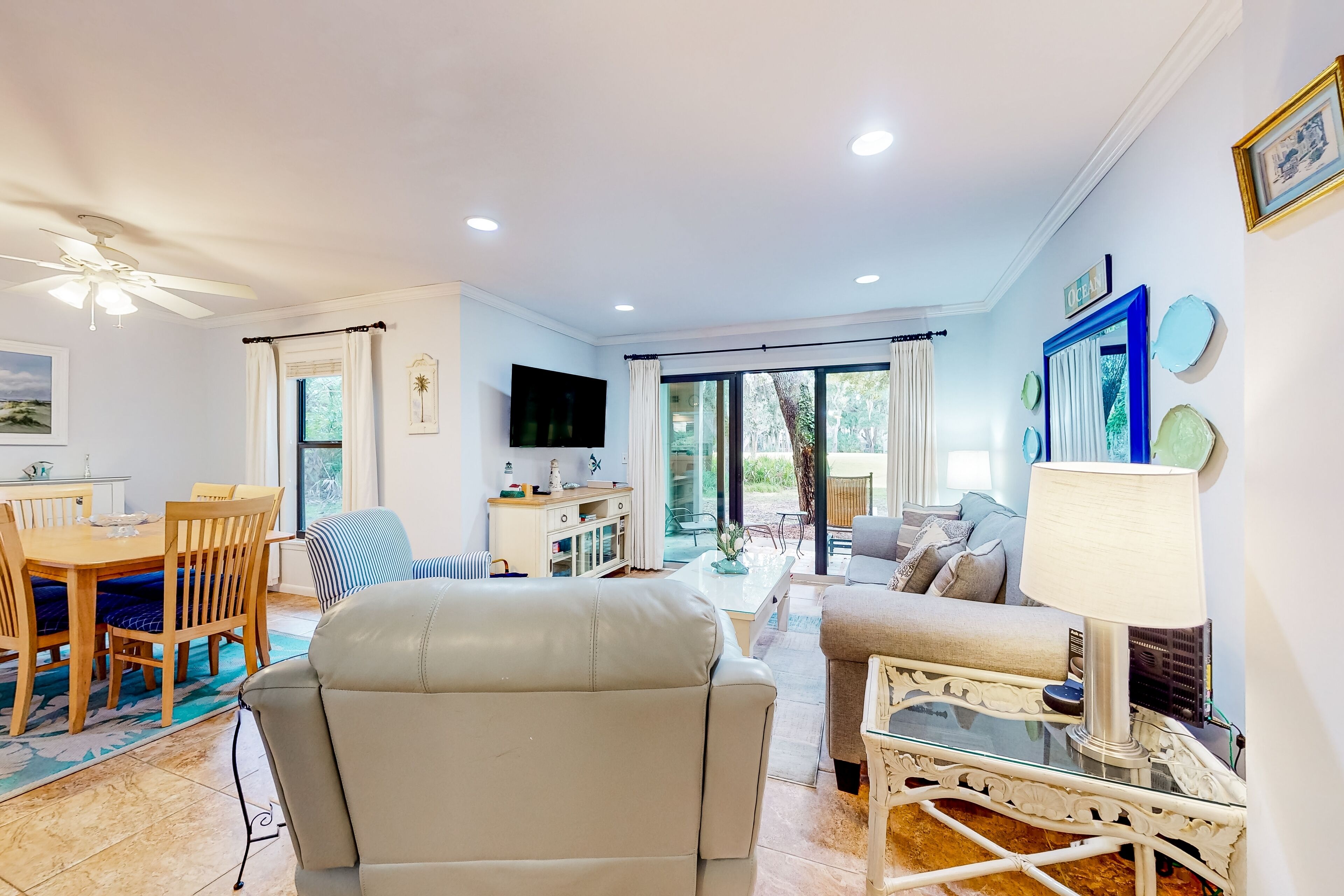 Televisión, reproductor de DVD, libros y oficina 