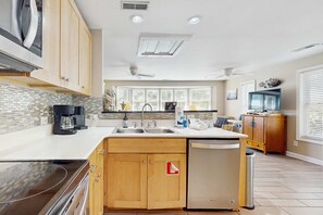 Kjøleskap, mikrobølgeovn, ovn og kokeplater