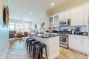 Kjøleskap, mikrobølgeovn, ovn og kokeplater