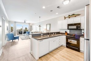 Kjøleskap, mikrobølgeovn, ovn og oppvaskmaskin