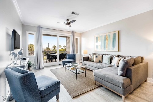 Renovated, ocean view condo w/ lovely porch - across the street from the beach