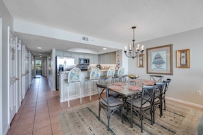 Dining - Oceanfront, third-floor villa with great views, balcony & 2 shared pools (Folly Beach)