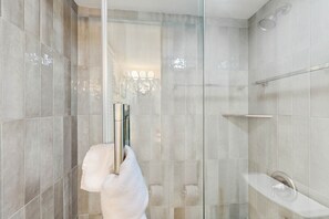 Doccia, asciugamani, shampoo