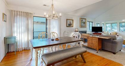 Kiawah Resort snowbird hideaway with AC, steps to beach, near golf & tennis