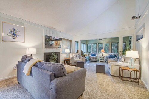 Kiawah Resort snowbird hideaway with AC, steps to beach, near golf & tennis