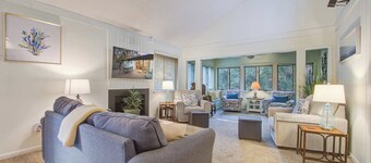 Kiawah Resort snowbird hideaway with AC, steps to beach, near golf & tennis