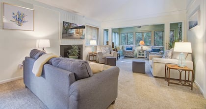 Kiawah Resort snowbird hideaway with AC, steps to beach, near golf & tennis