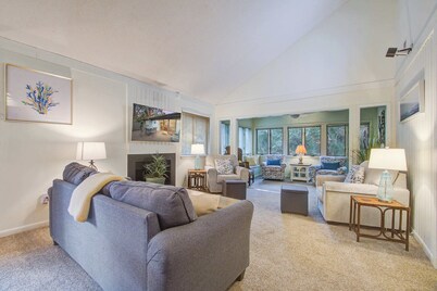 Kiawah Resort snowbird hideaway with AC, steps to beach, near golf & tennis