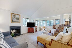 Televisión, reproductor de DVD y oficina 