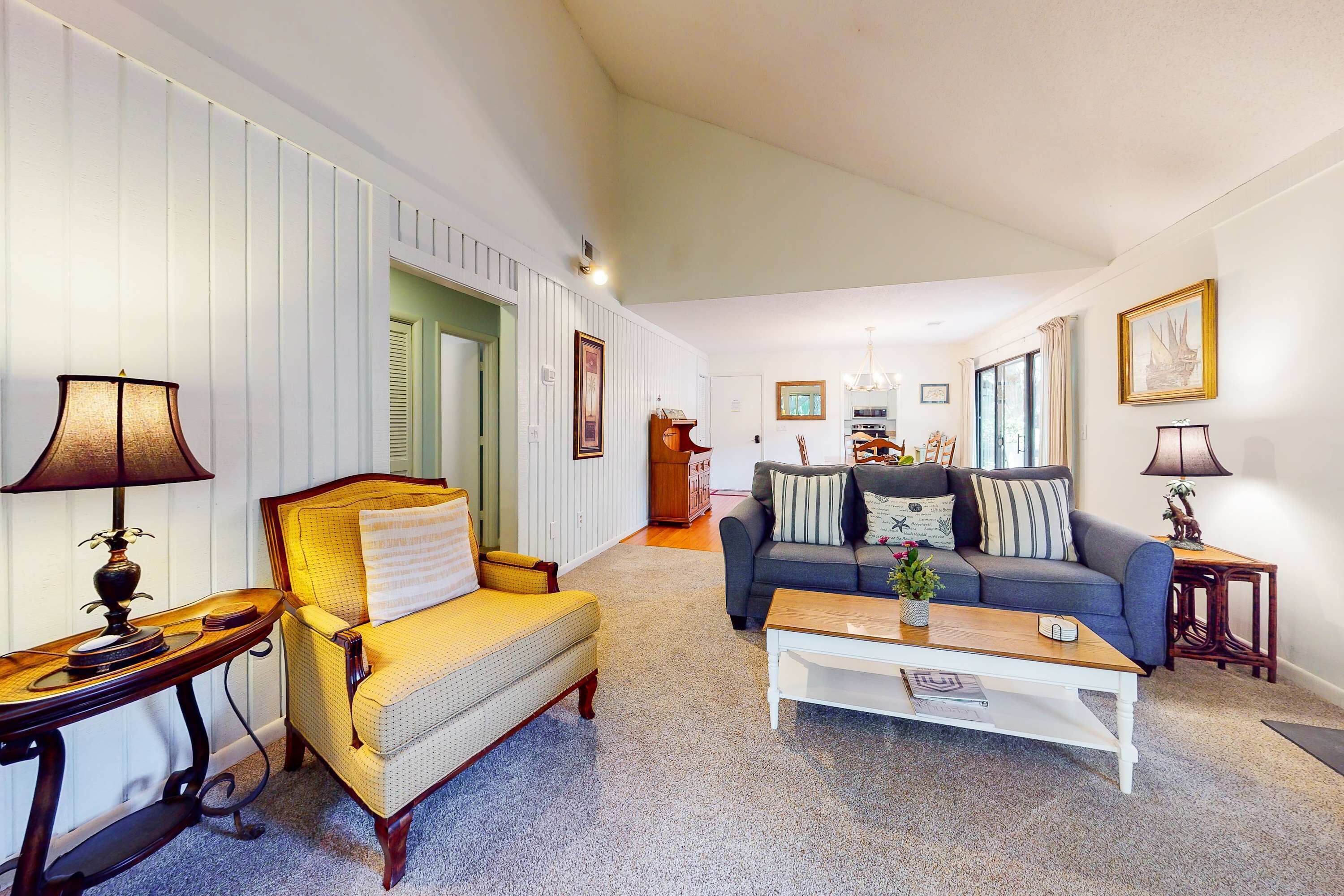 Téléviseur, lecteur de DVD, bureau