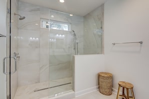 Shower, hair dryer, towels, shampoo