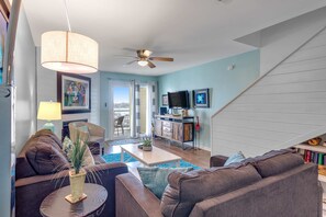 TV, DVD player, offices - Waterfront gem with pool & amazing lanai view - near the beach, marina, & dining (Folly Beach)