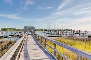 Marina - Waterfront gem with pool & amazing lanai view - near the beach, marina, & dining (Folly Beach)
